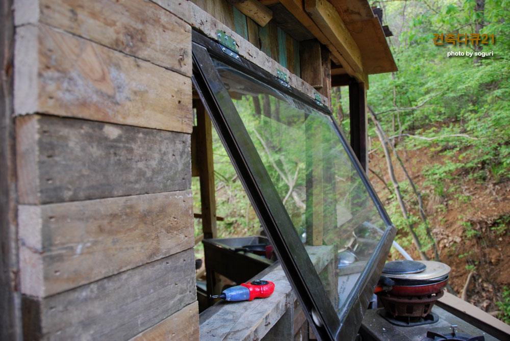 충북의 오지 숲속의 헌책방 주방 들창(awning window) 시공 