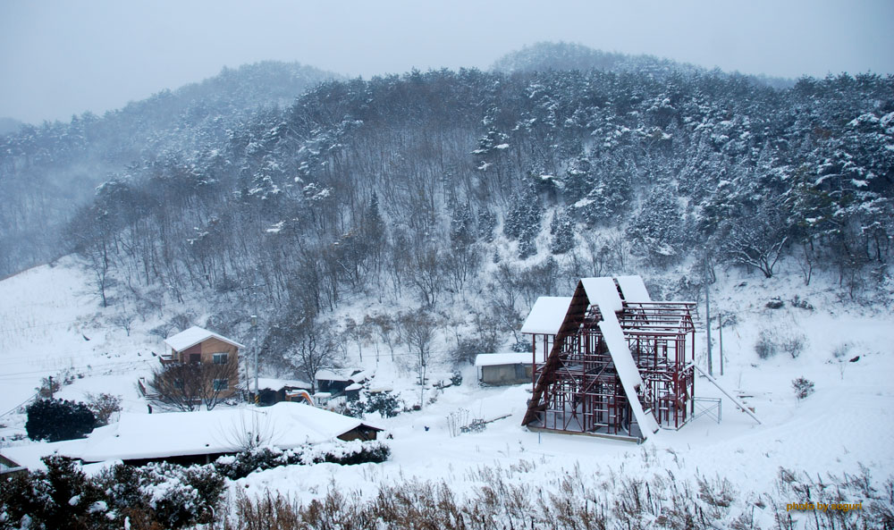 복층 스틸하우스 전원주택 소구리하우스 신축공사 현장 설경(雪景) 