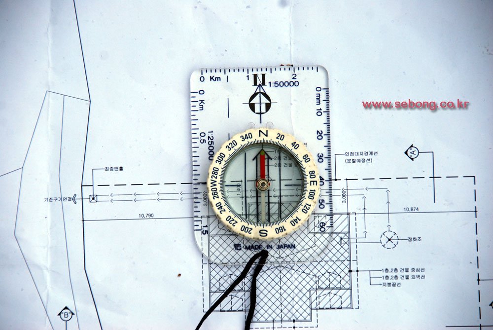 건물배치도와 나침반(羅針盤 )