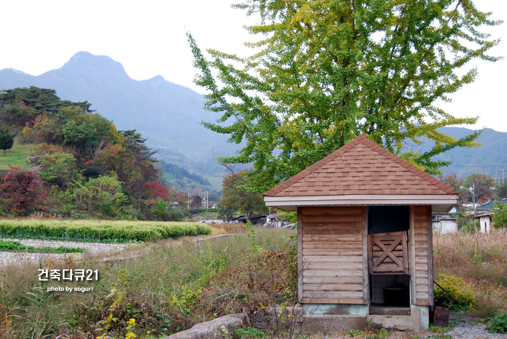 충북 단양 하리하우스 재래식 화장실과 단양의 명산 금수산