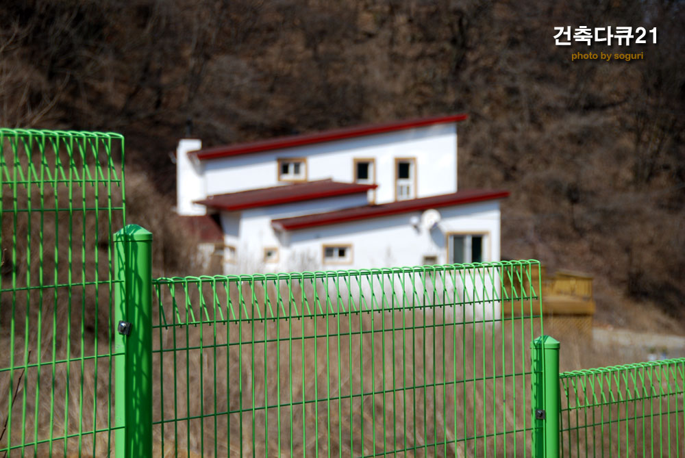 ALC전원주택 좌측면과 칼라 메쉬 펜스(mesh fence)  