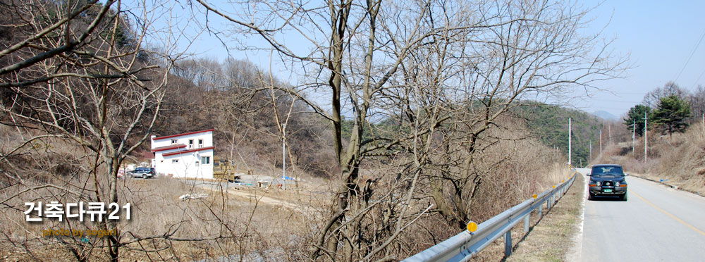 충북 단양 ALC전원주택 신축공사 현장의 코란도와 무쏘 - 