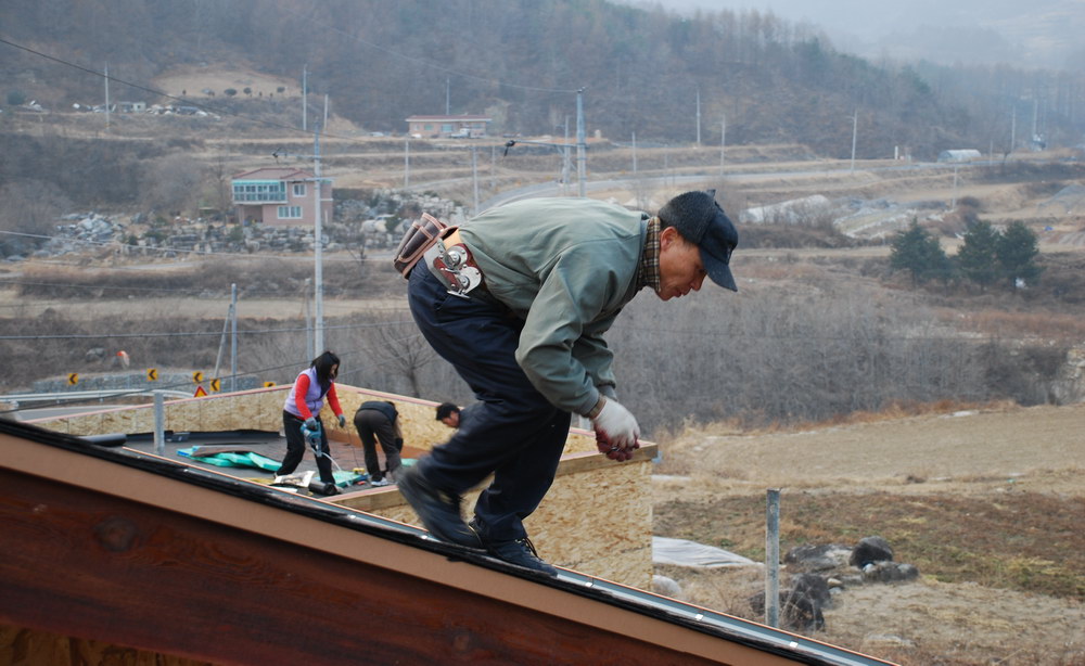 슁글시공 중인 박석주 목수님 - 큰사진보기!