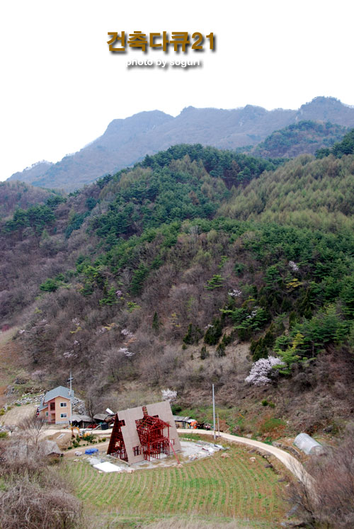  단양 스틸하우스 신축공사 현장과 금수산(해발 1,016M)