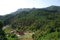 소구리하우스 신축공사 현장과 단양의 명산 금수산 전경 